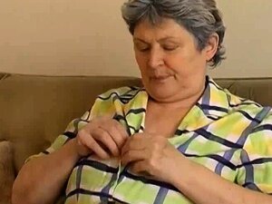 Sexo com negra peituda lambuzada de óleo